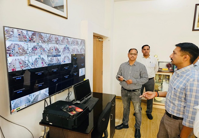 यूपीएससी प्रारंभिक परीक्षा केंद्रों का DM लखनऊ विशाख G ने किया निरीक्षण