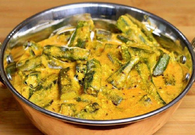 Dahi wali bhindi: वही पुराने तरीके की भिंडी की सब्जी खाकर हो गई हैं बोर, तो आज ट्राई करें दही वाली भिंडी की रेसिपी