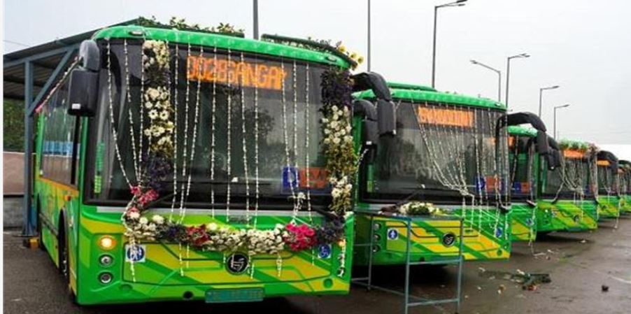 Delhi ‘Devi’ new electric buses : दिल्ली को मिली ‘देवी’ नई 400 इलेक्ट्रिक बसें, CM रेखा ने दिखाई हरी झंडी