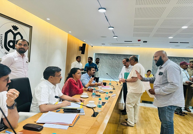 मण्डलायुक्त डॉ. रोशन जैकब ने अवैध निर्माण की शिकायत पर जेई पर कार्रवाई, बिल्डर पर एफआईआर के दिए आदेश