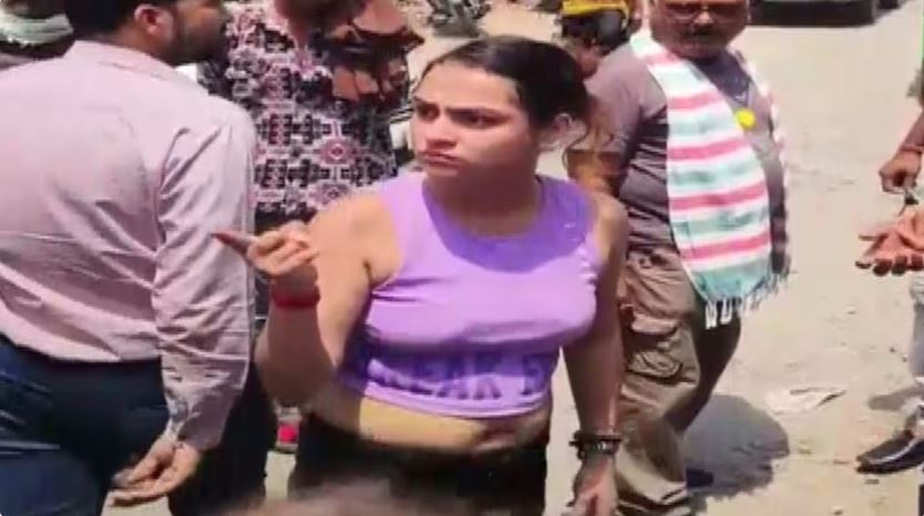 Video-नशे में धुत लड़की ने लड़कों से छीनी बाइक की चाबी, पुलिसकर्मियों से भिड़ी, मेरी गाड़ी को टक्कर क्यों मारी?