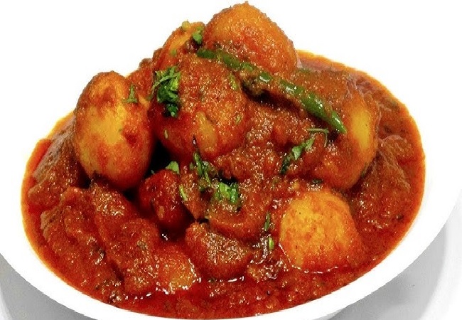 Dum Aloo: स्पाइसी और चटपटा खाने के हैं शौकीन तो ट्राई करें दम आलू की रेसिपी