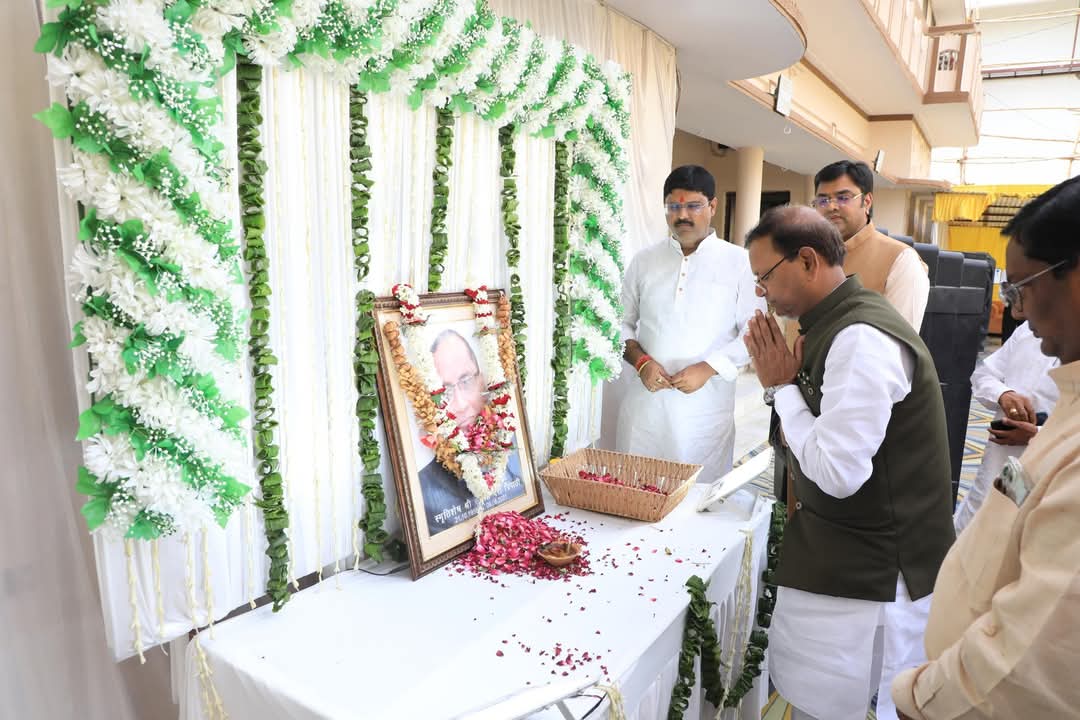 नौतनवा विधायक ऋषि त्रिपाठी के स्व०पिता की पुण्यतिथि पर श्रद्धांजलि देने पहुंचे कई मंत्री और विधायक