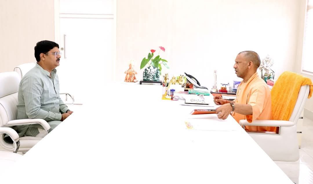 मुख्यमंत्री से मिले नौतनवा विधायक ऋषि त्रिपाठी,छह कार्यो का दिया प्रस्ताव