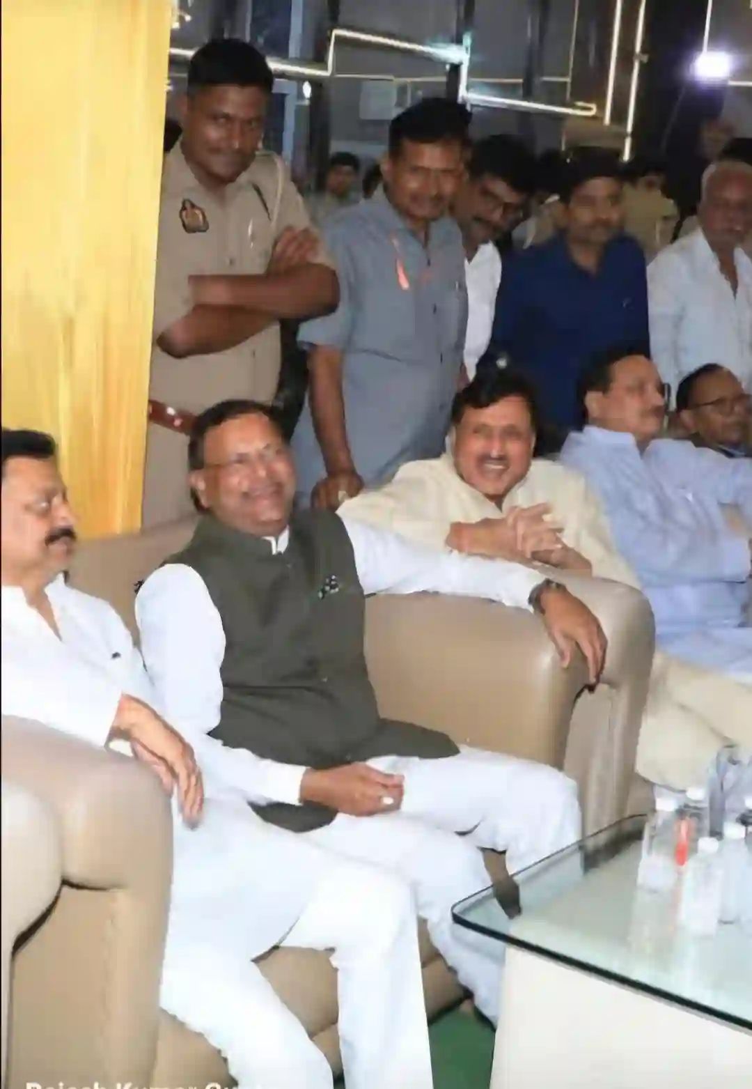 कट्टर विरोधी रहे केंद्रीय मंत्री पंकज चौधरी और अमरमणि त्रिपाठी की मुलाकात,सोशल मीडिया पर वायरल फोटो