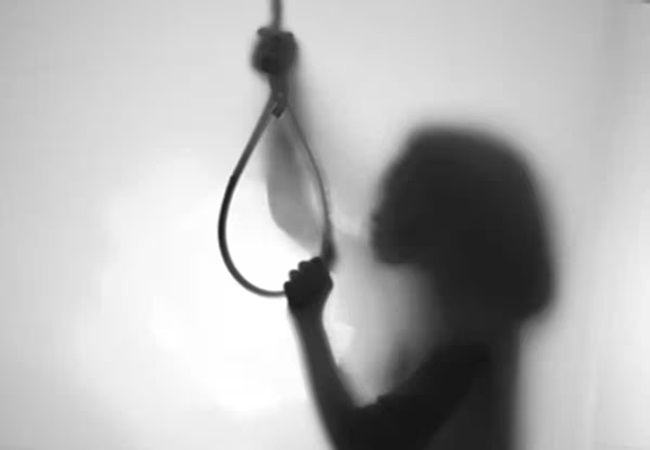 Shocking: टीवी के रिमोट के लिए दो बहनों के बीच लड़ाई, गुस्से में 10 साल की बच्ची ने लगाई फांसी
