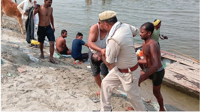 Raebareli News : डलमऊ घाट पर गंगा में डूबने से तीन युवकों की मौत, गोताखोरों ने एक को बचाया