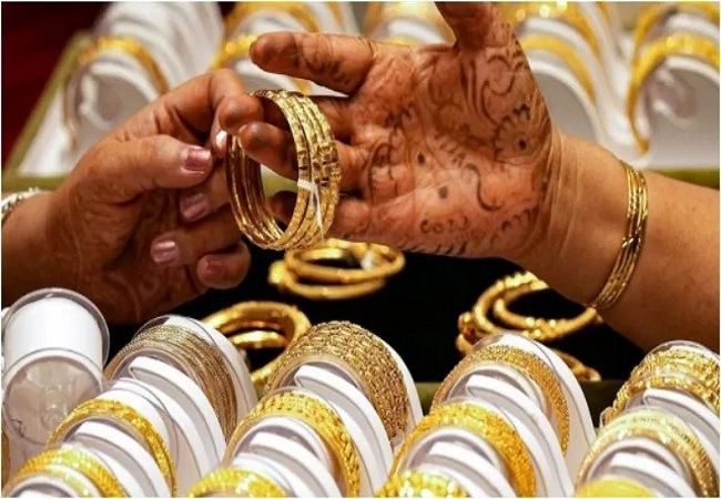 Gold Price Today : अब तक 6600 रुपये लुढ़का भाव, जानें 24 कैरेट सोने का नया रेट?