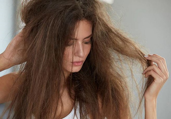 Hair care: कहीं बहुत अधिक देखभाल करने के चक्कर में बालों को अनजाने में आप खुद ही तो नहीं कर रही डैमेज
