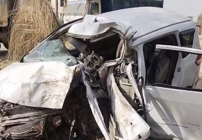 Accident: कौशांबी में तेज रफ्तार अर्टिगा कार पेड़ से टकराई, हादसे में चार लोगो की मौत