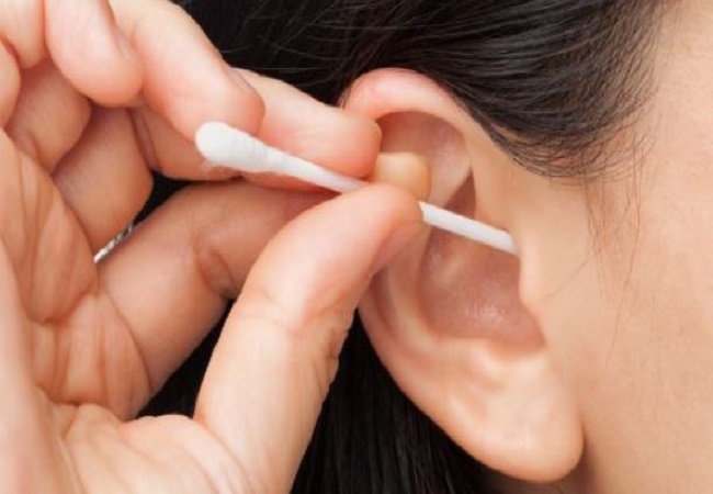 Home remedies to clean ears: कान के मैल को साफ करने के लिए नुकीलें चीजों को डालने की बजाय इन देसी उपायों को करें फॉलो