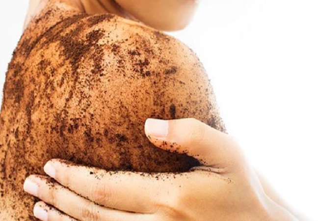 Homemade body scrub at home: शरीर की डेड स्किन और टैनिंग से छुटकारा पाने के लिए घर में ऐसे तैयार करें होममेड बॉडी स्क्रब