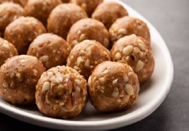 Sattu Laddu: गर्मियों में शरीर को ठंडक पहुंचाने के लिए ट्राई करें सत्तू के लड्डू, बिना झंझट मिनटों में बनकर होगा तैयार