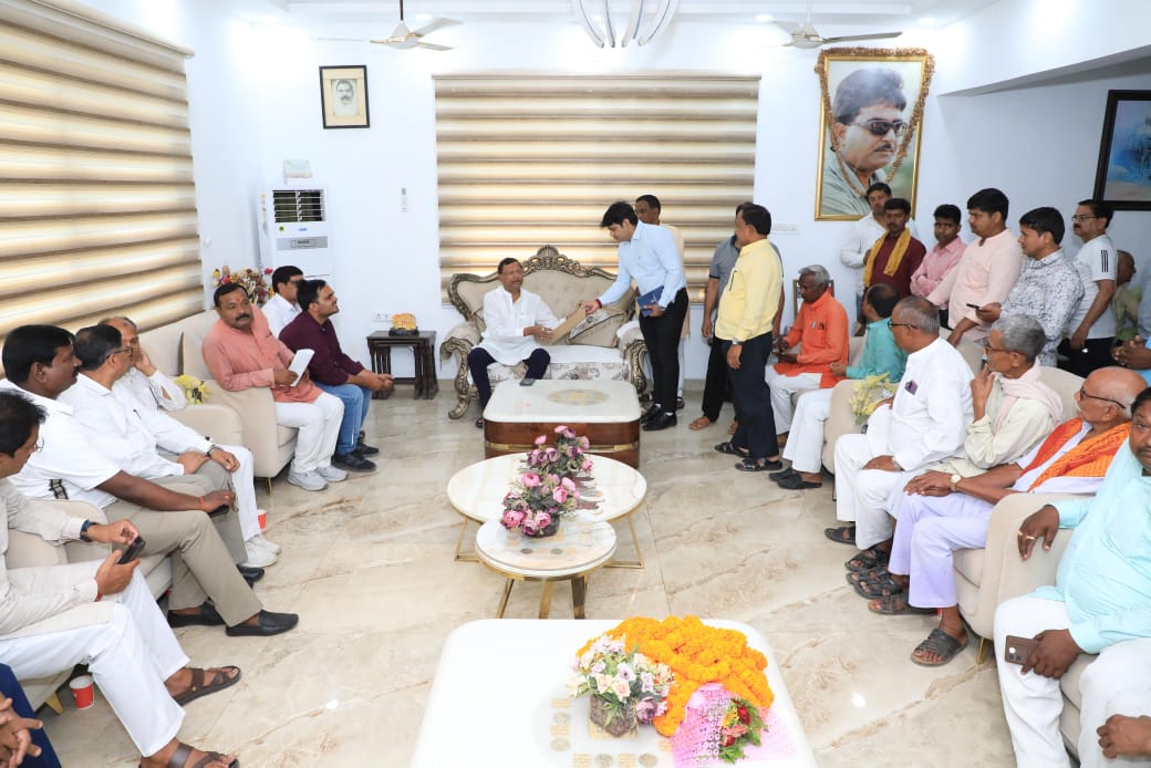 केन्द्रीय वित्त राज्यमंत्री पंकज चौधरी ने कैम्प कार्यालय पर की जनसुनवाई, दिए समस्याओं के त्वरित समाधान के निर्देश