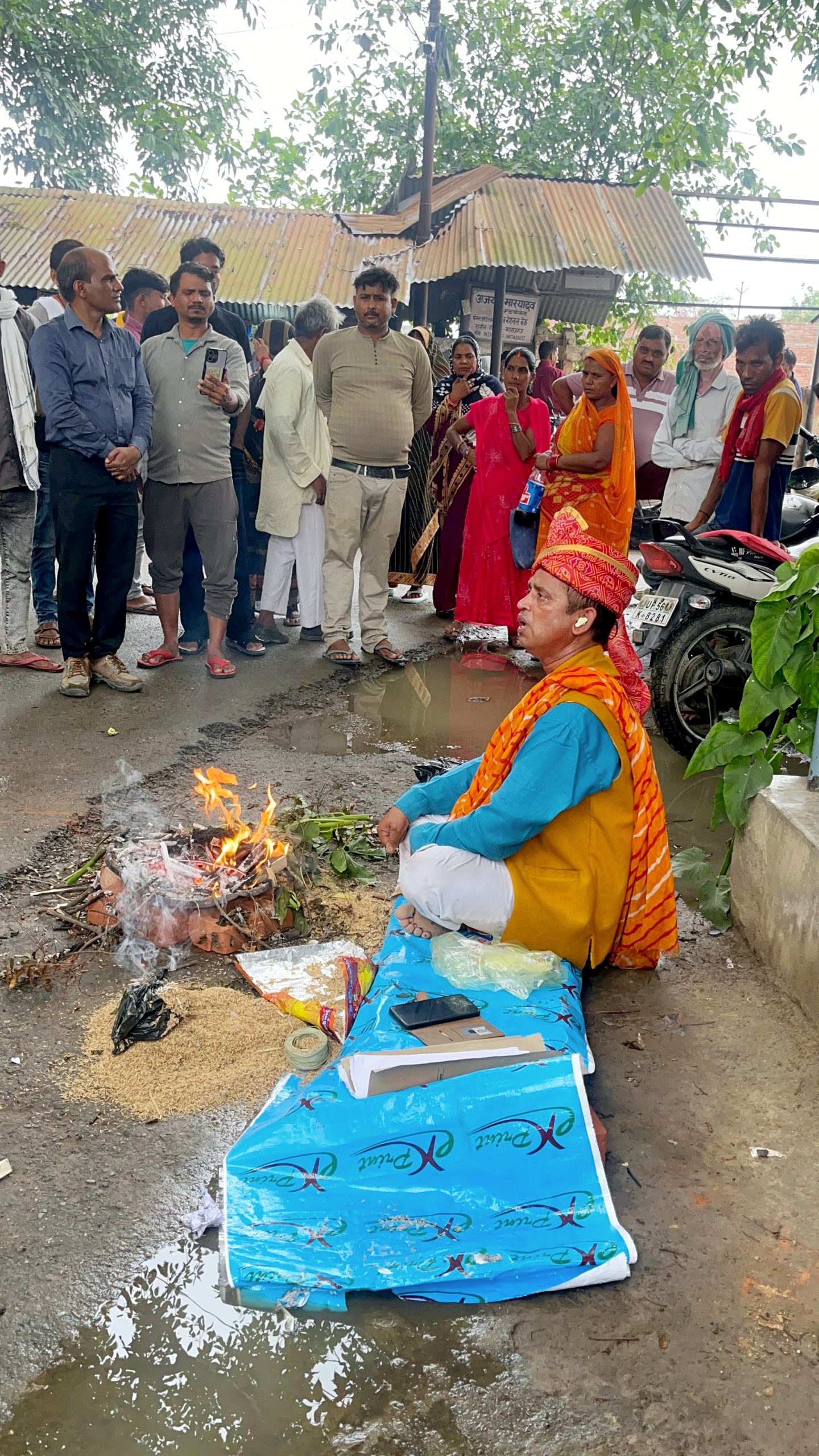 उपनिबंधक को हटाने को लेकर नागेंद्र शुक्ला ने किया हवन चर्चा का विषय