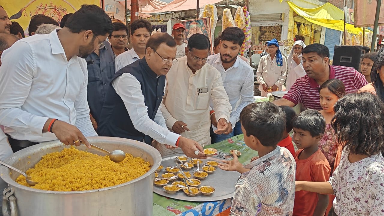 ज्येष्ठ मास के बड़े मंगलवार पर हनुमान जी के भंडारे में उमड़ा श्रद्धालुओं का जनसैलाब