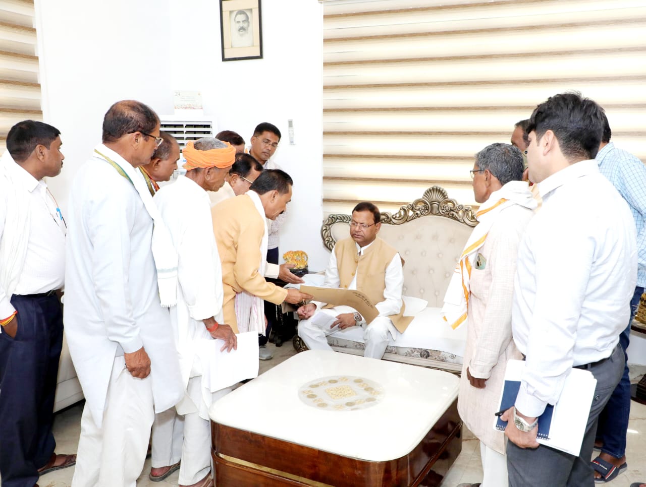 कैम्प कार्यालय पर केन्द्रीय वित्त राज्य मंत्री पंकज चौधरी ने सुनीं जनसमस्याएं, योजनाओं की दी जानकारी