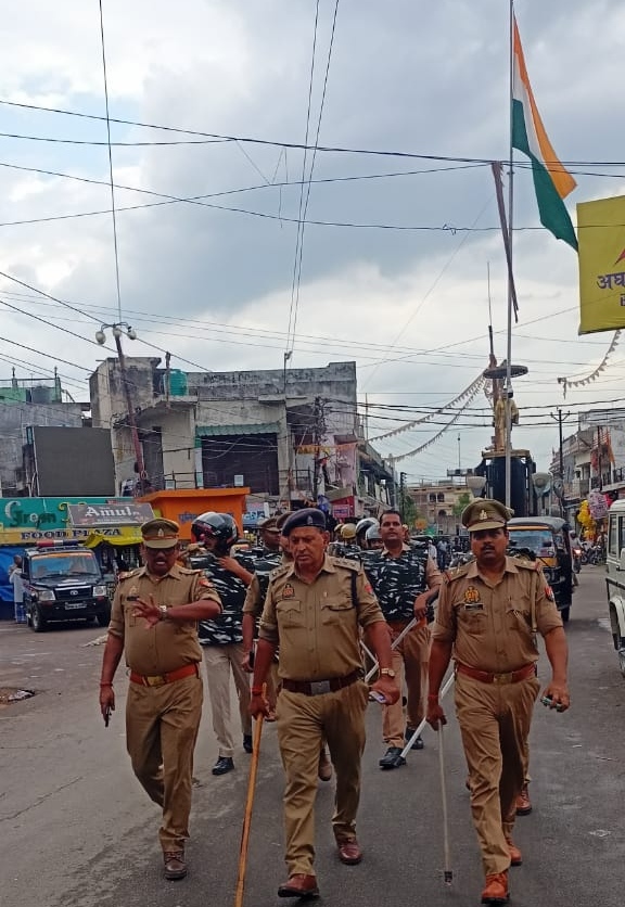 त्योहारों को लेकर नौतनवा में सुरक्षा कड़ी,सीओ जयप्रकाश त्रिपाठी के नेतृत्व में पुलिस ने किया पैदल मार्च