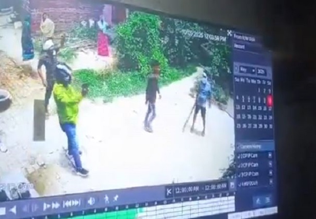 Gorakhpur News: जमीन विवाद में दबंगों ने दो सगी बहनों को मारी गोली, एक का सिर फोड़ा, सामने आया घटना का Video