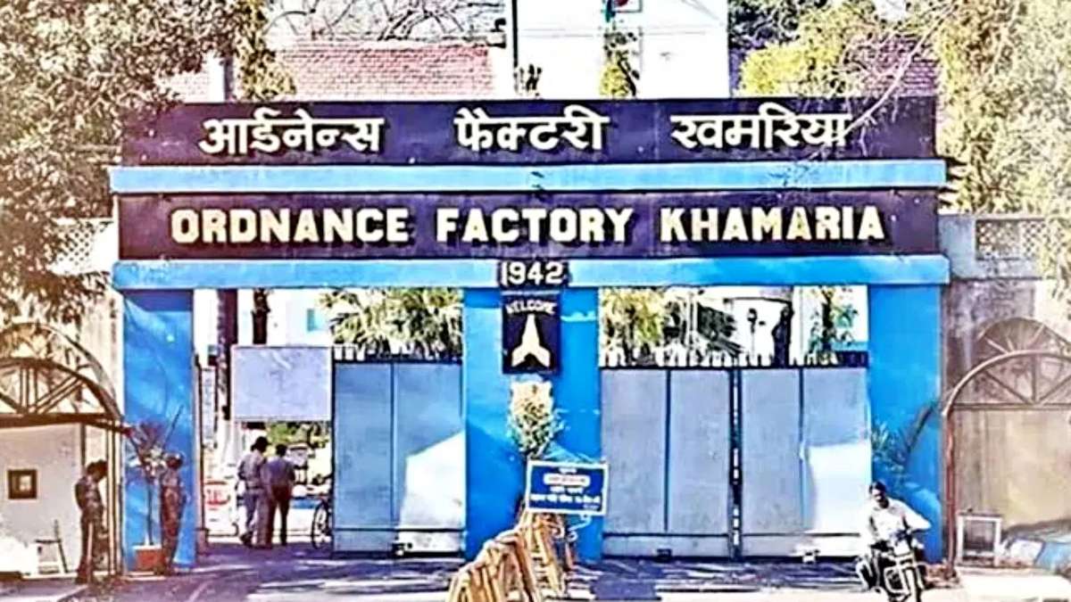 मोदी सरकार ने ऑर्डिनेंस फैक्ट्रियों में छुट्टियां की रद्द , कर्मचारियों को तुरंत काम पर लौटने का दिया आदेश