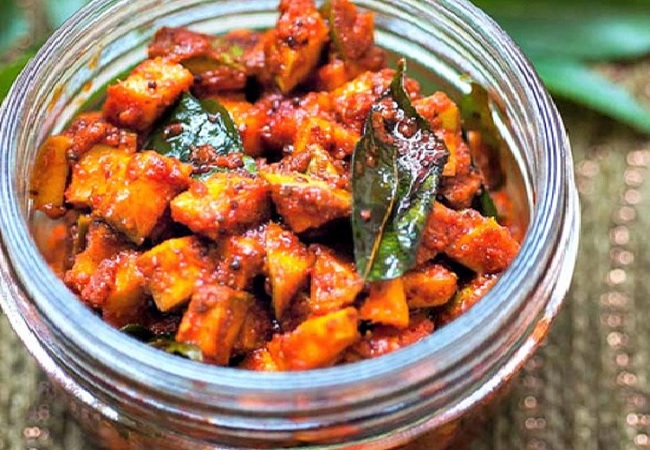 Instant mango pickle: घर में बेहद आसानी से बनाएं आम का इंस्टेंट अचार, कई दिनों तक कर सकती है स्टोर