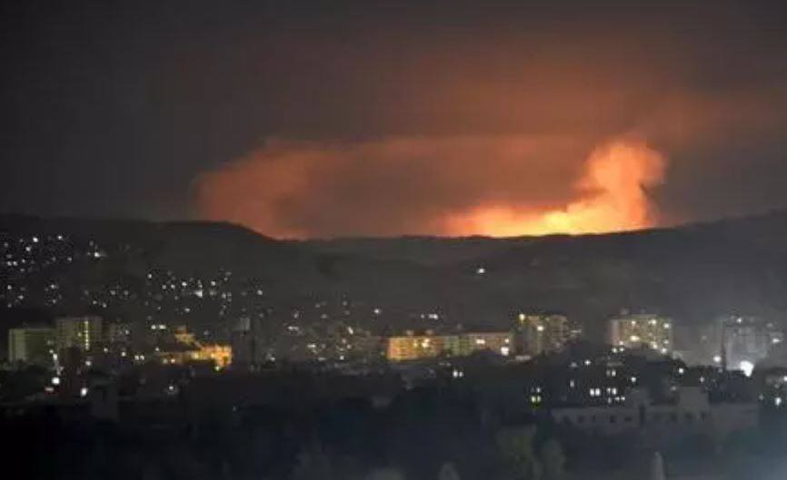 Israel attacks Syria :  इजराइल ने सीरिया के तटीय प्रांतों में सैन्य ठिकानों पर हमला किया , सैन्य ठिकानों को बनाया निशाना