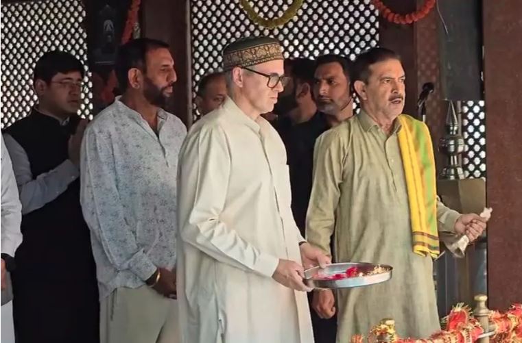 जम्मू कश्मीर के सीएम उमर अब्दुल्ला पहुंचे माता खीर भवानी मंदिर, टेका मत्था