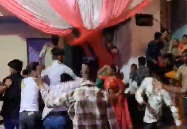 Video: शादी में कूलर के सामने खड़े होने पर छिड़ा युद्ध! झांसी में जमकर चले लात–घूंसे, कुर्सियां व बर्तन फेंककर मारा