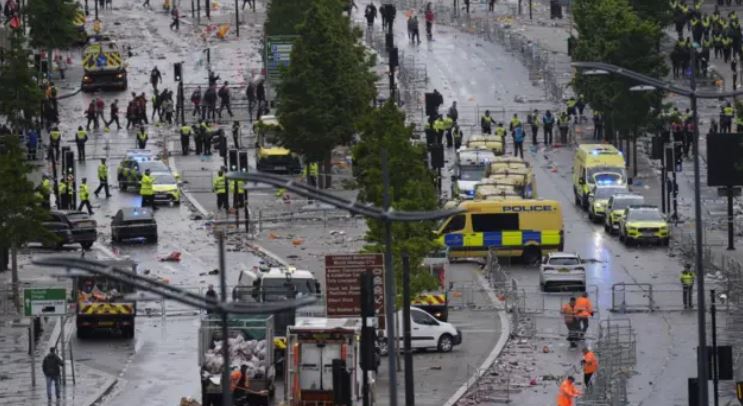 Liverpool Football Victory Parade Accident : लिवरपूल में फुटबॉल विक्ट्री परेड के दौरान कार ने भीड़ को टक्कर मारी, 50 लोग घायल