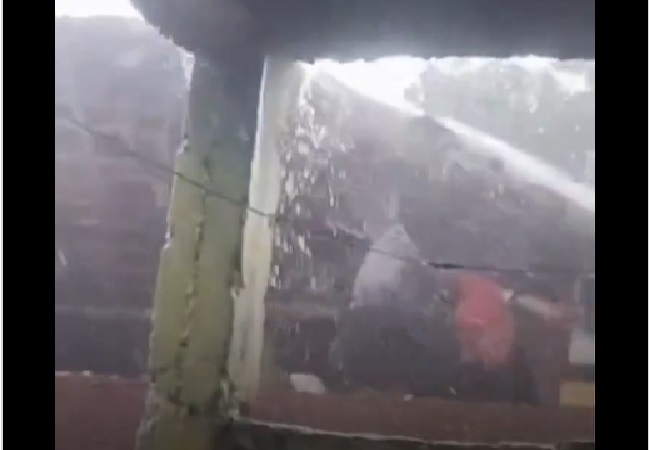 Video: आंधी-बारिश में छप्पर के साथ लोग भी उड़े! मध्य-प्रदेश से सामने आया चौंकाने वाला वीडियो