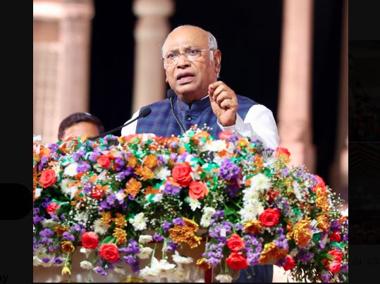  खरगे मोदी सरकार पर बड़ा अटैक, बोले-ऑपरेशन सिंदूर तो छोटा सा युद्ध, सुरक्षा मुहैया न होने की वजह से पहलगाम में 26 लोग मारे गए