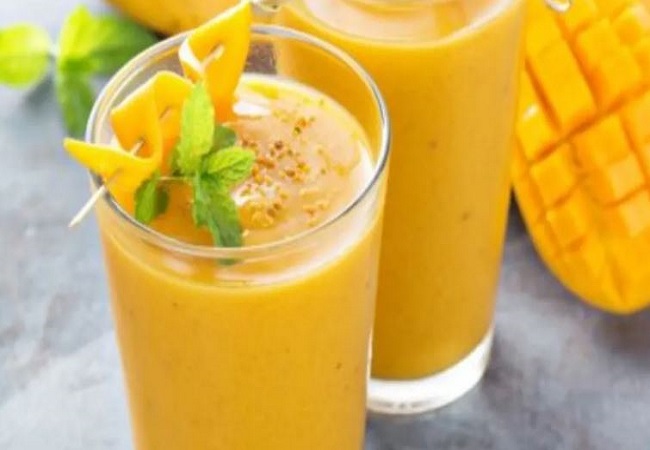 Mango Shake: चिलचिलाती गर्मी में राहत के लिए ट्राई करें ठंडा ठंडा मैंगो शेक, ये है इसकी रेसिपी