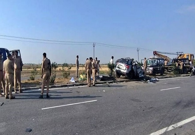 Jalaun News: बुंदेलखंड एक्सप्रेसवे पर कार और ट्रक की भीषण टक्कर, एक नवजात समेत पांच लोगो की मौत