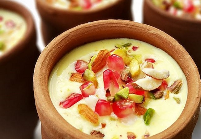 Mawa Lassi: भीषण गर्मी से राहत पाने के लिए आज ट्राई करें ठंडी ठंडी मावा लस्सी