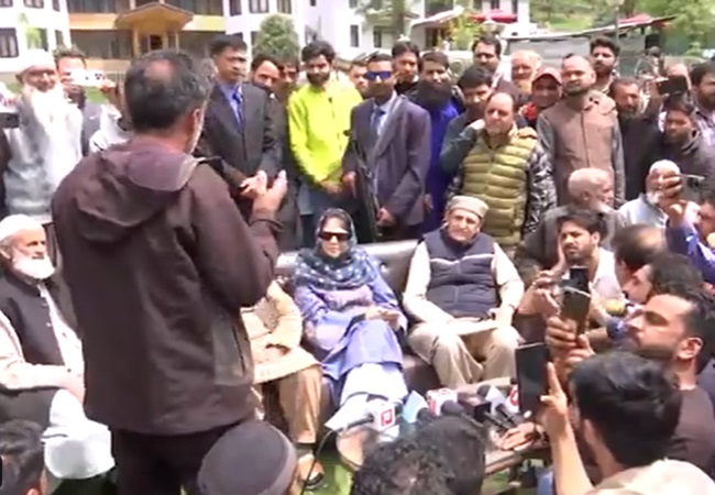 पीडीपी चीफ महबूबा मुफ्ती ने पहलगाम पहुंचकर लिया हालात का जायजा, सरकार से घोड़े वालों के लिए मांगी वित्तीय मदद