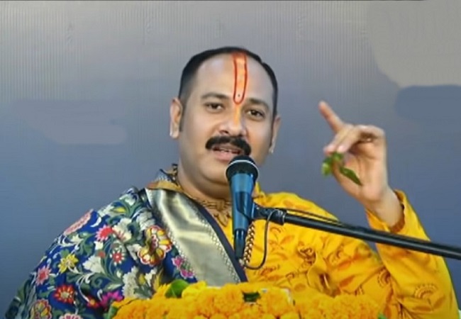 Love Jihad : कथावाचक प्रदीप मिश्रा की दो टूक, बोले- 10 रुपये की चाऊमिन और बाइक स्टंट से न बहकें बेटियां, माता-पिता को दें कन्यादान का मौका