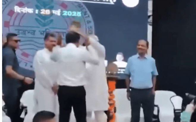 Video-नीतीश कुमार ने मंच पर फिर किया चौंकाने वाला व्यवहार, अपर मुख्य सचिव से गमला लेने के बजाए रख दिया उनके सिर पर