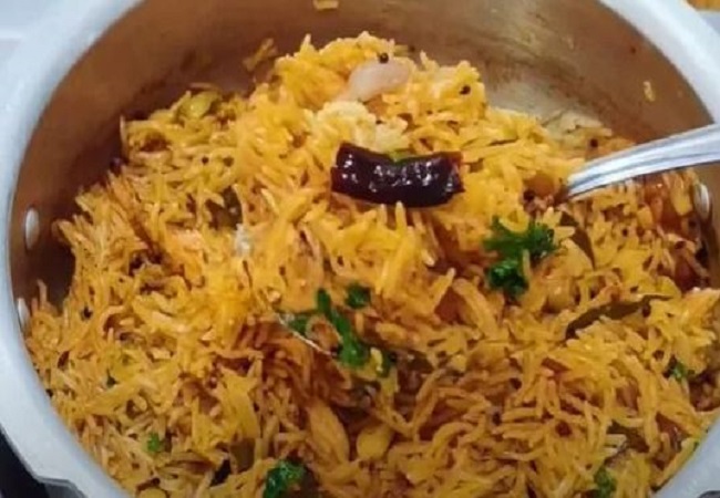 Onion Pulao: प्याज खाने के शौंंकीन हैं तो लंच या डिनर में ट्राई करें प्याज का पुलाव