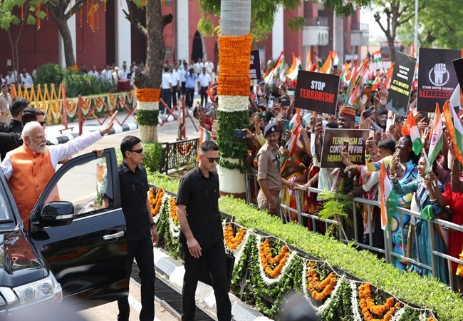 PM मोदी गुजरात के दो दिवसीय दौरे पर पहुंचे, वडोदरा में रोड शो में हुए शामिल