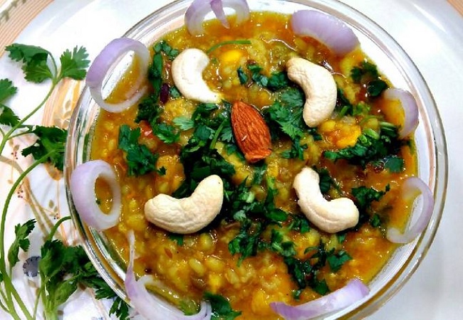 Rajasthani style Panchmel Khichdi: आज लंच में ट्राई करें टेस्टी और हेल्दी राजस्थानी स्टाइल पंचमेल खिचड़ी की रेसिपी