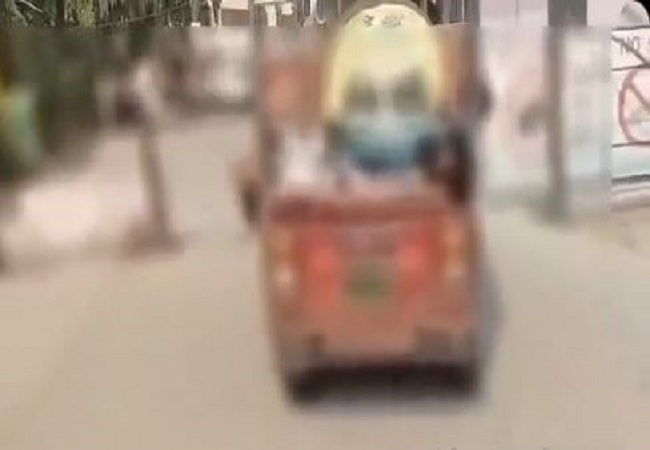 Viral video: बाराबंकी में एक्सीडेंट में घायल मरीजों को नहीं मिली एंबुलेंस, ई-रिक्शा से पहुंचाया गया अस्पताल