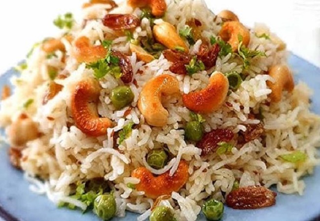 Raisin Pulao Recipe: मटर पुलाव, सोयाबीन पुलाव, तहरी आदि खाकर हो गए हैं बोर तो आज लंच में ट्राई करें किशमिश पुलाव
