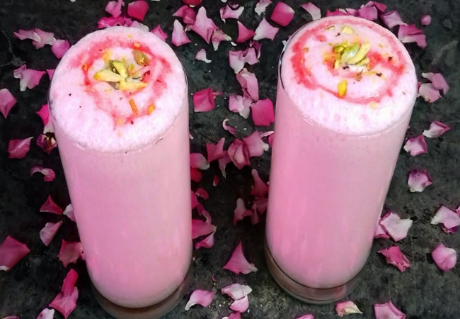 Ruhfza Lassi: आज दोपहर की चिलचिलाती गर्मी में शरीर को ठंडक पहुंचाने के लिए ट्राई करें रुहफ़ज़ा लस्सी