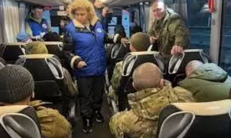 Russia – Ukraine prisoner swap : रूस-यूक्रेन ने 300 से अधिक कैदियों की अदला-बदली की,  शांति वार्ता के लिए दुर्लभ क्षण