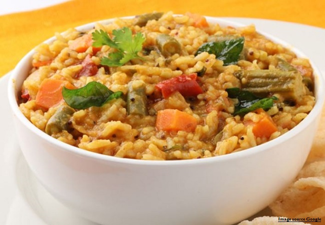 Sambar Rice: साउथ इंडियन फूड के हैं शौकीन, तो आज डिनर में ट्राई करें सांभर राइस बनाने का तरीका