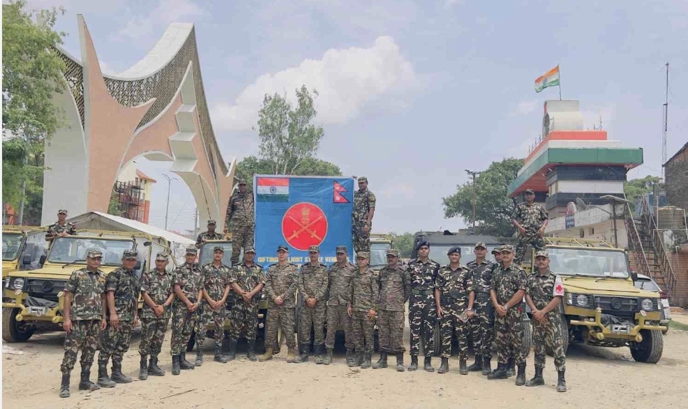 भारत-नेपाल मैत्री को मजबूत करने का प्रयास,सोनौली बॉर्डर पर भारतीय सेना ने नेपाली सेना को 6 लाइट स्ट्राइक वाहन किए भेंट