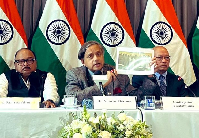 शशि थरूर ने कोलंबिया में उसी की सरकार को लिया आड़े हाथों, बोले- आतंकियों को भेजने वाले और उनके विरोधी एक जैसे नहीं