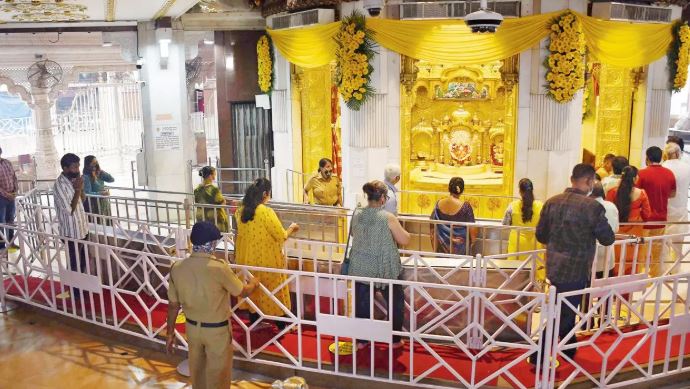 Siddhivinayak Temple : मुंबई के सिद्धिविनायक मंदिर में नारियल व माला चढ़ाने पर लगी रोक, जानें कारण ?