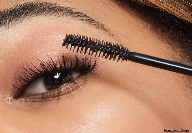 Side effects of waterproof mascara: आंखों पर कई कई घंटों तक लगा कर रखती हैं वॉटरप्रूफ मस्कारा, तो जान लें इससे होने वाले नुकसान