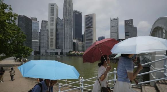 Singapore’s 16th general election voting : सिंगापुर में 16वें आम चुनाव के लिए मतदान जारी , जानें कौन किस पर भारी
